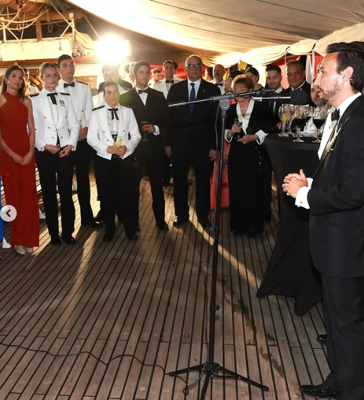 Kraliça aylar sonra qızına qovuşdu - FOTOLAR